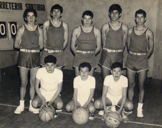 Deportivo Unión Juvenil de Estudiantes, arriba de izquierda a derecha: Jorge y Tomás Burgos Salazar, Daniel Navarro Santandel, Armando y Carlos Rojas Gaete. Abajo, Rubén Navarro Santanel, Víctor y Enrique Arriagada Durán.