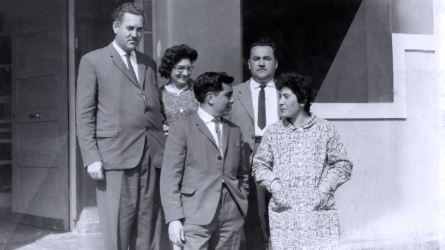 Don Juan Poblete Vera en la entrada de la Escuela Nº3.