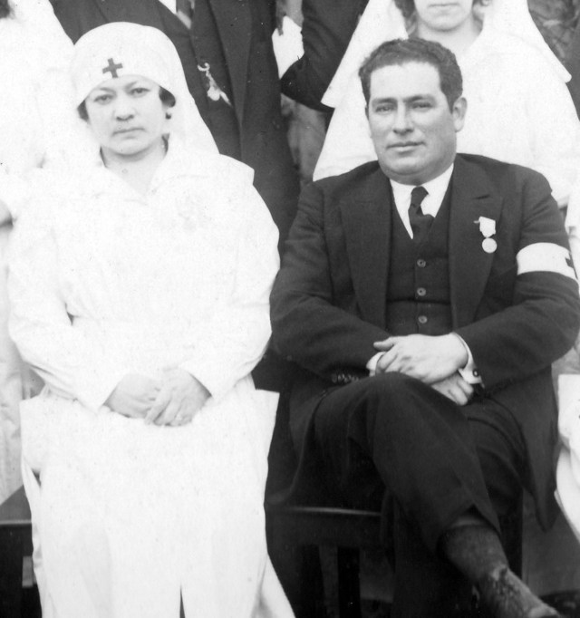 Doña Berta Bunster y Domingo Arriagada en una imágen patrimonial de la Cruz Roja.